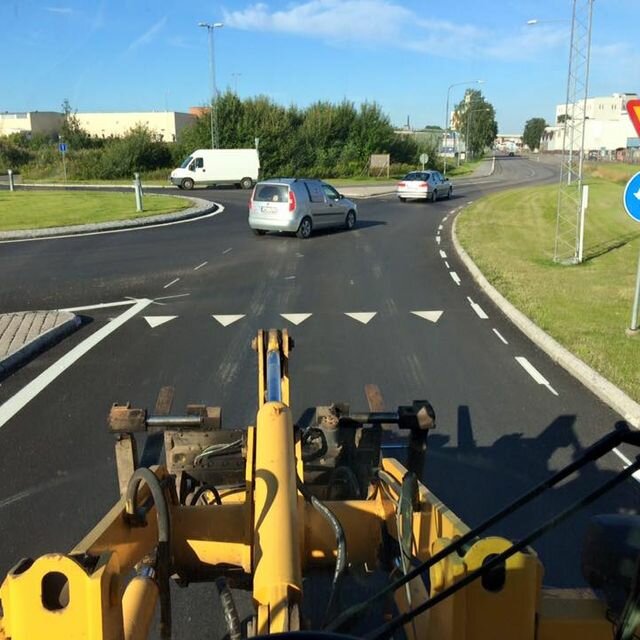 truck som är på väg in i en rondell