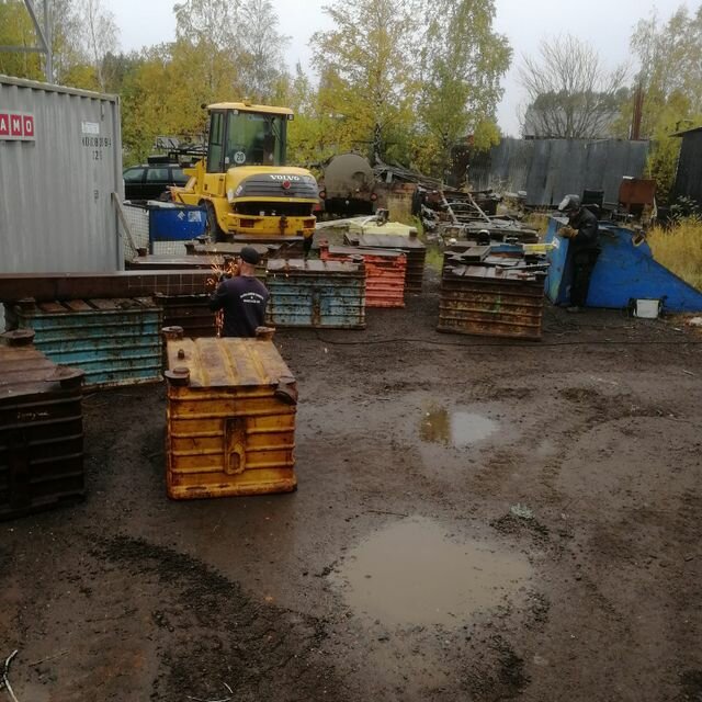 pågående arbete med metallskrot med en person och truck